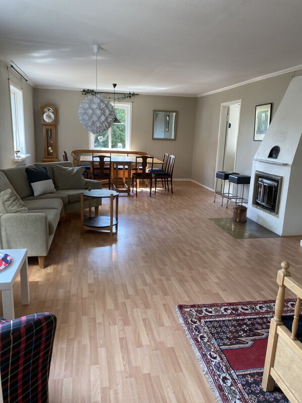 Smart TV, fireplace, ping pong, stereo