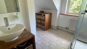 Badkar, hårtork, tvål och toalettpapper