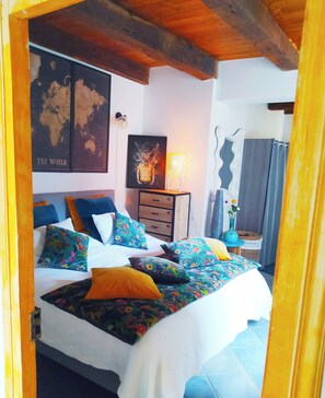 6 bedrooms, desk, iron/ironing board, WiFi