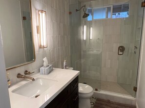 Shower, towels, soap, shampoo - Charming home walking distance to Carlsbad Village (Carlsbad)