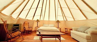 Glacier Grizzly Resort - Glamping