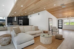 TV, stereo - Stunning Modern Coastal Villa - The 3 Palms! (Delray Beach)