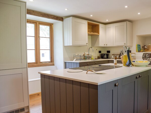 Dishwasher, highchair - Lower Goytre Farmhouse (Knighton)