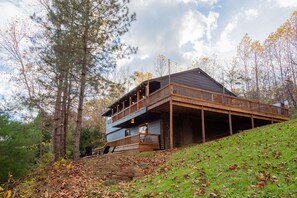 Exterior - Sweet Escape – Movie Theater Nights, Hot Tub Soaks & Hocking Hills Magic (Logan)