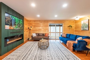 Smart TV, chimenea y tenis de mesa