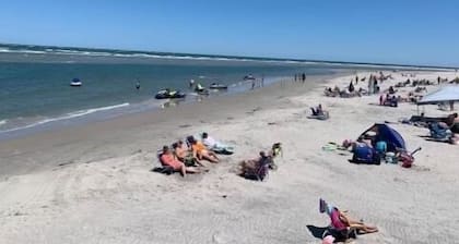 Beautifully furnished Wildwood condo for rent for the Summer of 2026