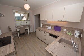 Kühlschrank, Mikrowelle, Ofen, Herdplatte