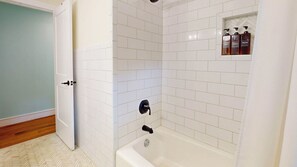 Combined shower/bathtub, hair dryer, towels, soap - The Iconic Charlotte's Chateau - 2 minute walk to beach w/ Private Pool (Jekyll Island)