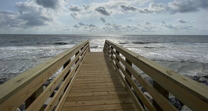Newly Renovated, Private Pool, 2 minute walk to beach, Putting Green