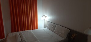 2 soverom, skrivebord, strykejern/-brett og wi-fi (inkludert)