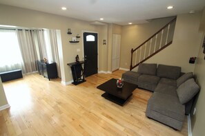 Smart-TV, Kamin, Videospiele, Bücher