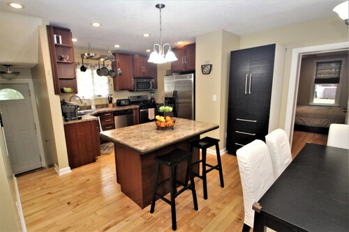 Enjoy Urban Living at our Steel City Getaway w/ Seasonal Hot Tub!