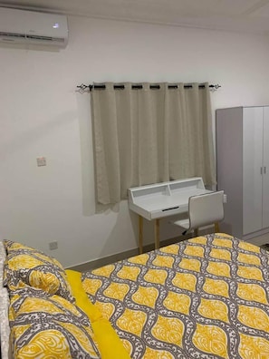 2 bedrooms, iron/ironing board, free WiFi, bed sheets - Entire Cozy 2-bedroom House Plus Free Car Use (Old-Yundum)
