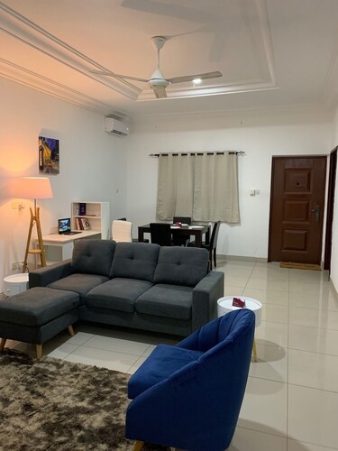 Entire Cozy 2-bedroom House Plus Free Car Use