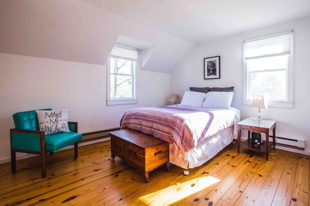 4 bedrooms, desk, iron/ironing board, travel crib