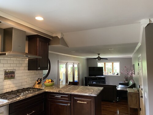 Track Rental-Great location-4 Bdrm, Sleeps 8 Close to Track, Downtown, and Lake 