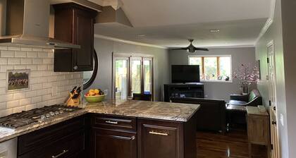 Track Rental-Great location-4 Bdrm, Sleeps 8 Close to Track, Downtown, and Lake