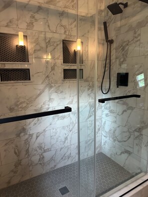 Baignoire, sĂšche-cheveux, serviettes fournies, savon