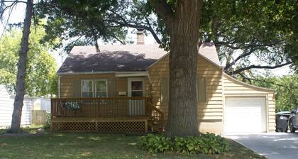 QUIET Private Midtown blocks UNMC Traveling Nurses minutes to ZOO