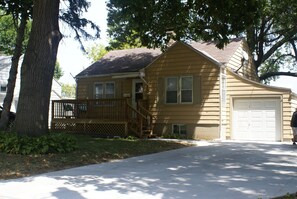 Exterior - QUIET Private Midtown blocks UNMC Traveling Nurses minutes to ZOO (Omaha)