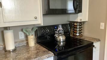 Een koelkast, een microgolfoven, een oven, een kookplaat