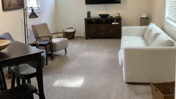 Een smart-tv en boeken