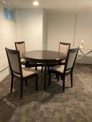 Dining - QUIET Private Midtown blocks UNMC Traveling Nurses minutes to ZOO (Omaha)