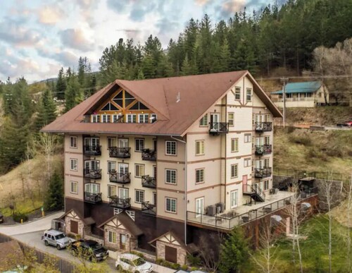 Cozy studio with full kitchen in quiet building