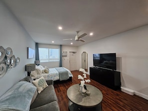Căn hộ Tiêu chuẩn, 1 giường cỡ queen và sofa giường, không hút thuốc (Suite Six) | Khu phòng khách | TV màn hình phẳng 65-inch có truyền hình vệ tinh, TV