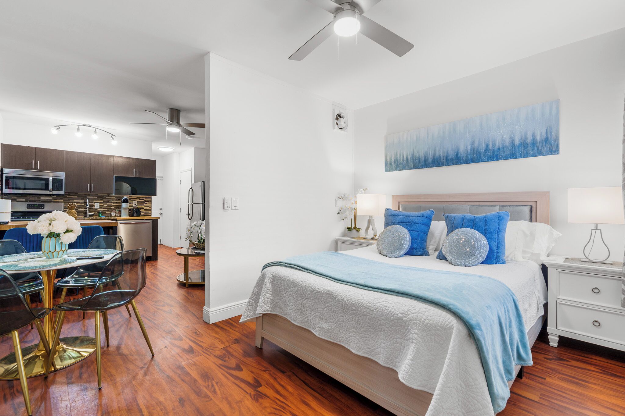 Decoración personalizada, muebles diferentes y cortinas blackout 