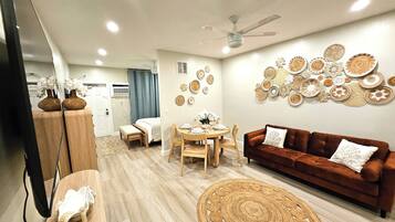 Apartamento standard, 1 cama Queen, para não fumantes, não aceita animais de estimação (Suite Five) | Área de estar | TV de tela plana 65 polegadas com canais via satélite, TV