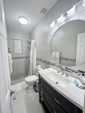 Departamento estándar, 1 cama Queen size y sofá cama, para no fumadores (Suite Nine) | Baño | Regadera, regadera tipo lluvia, amenidades de baño gratuitas