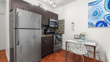 Standard Apartment, 1 King Bed, Non Smoking (Suite Eight) | Private kitchen