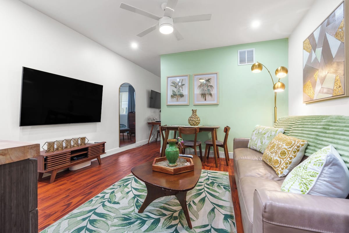 Căn hộ Tiêu chuẩn, 1 giường cỡ queen và sofa giường, không hút thuốc (Suite Four) | 1 phòng ngủ, trang trí khác biệt
