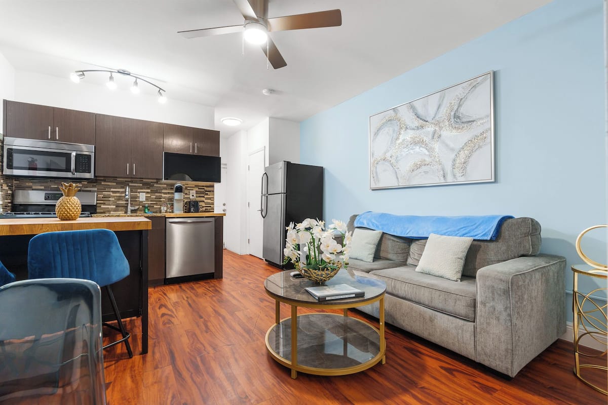 Appartement Standard, 1 grand lit et 1 canapé-lit, non-fumeur (Suite Seven) | Aire de séjour | Téléviseur à écran plat de 65 po avec télévision par satellite