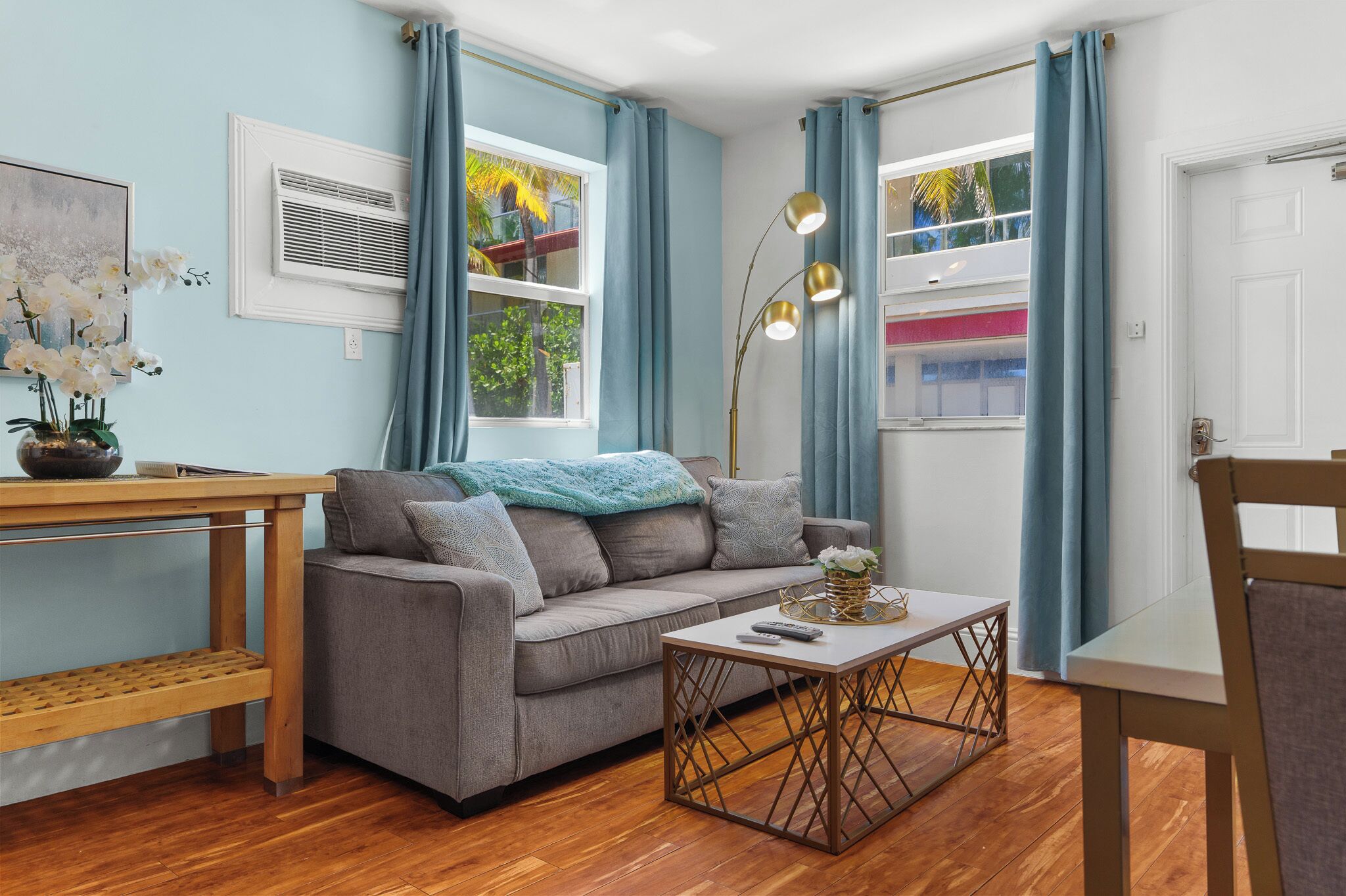 标准公寓, 1 张大床和 1 张沙发床, 无烟房 (Suite Nine) | 起居区 | 65-英寸纯平电视 （配备卫星频道）、电视