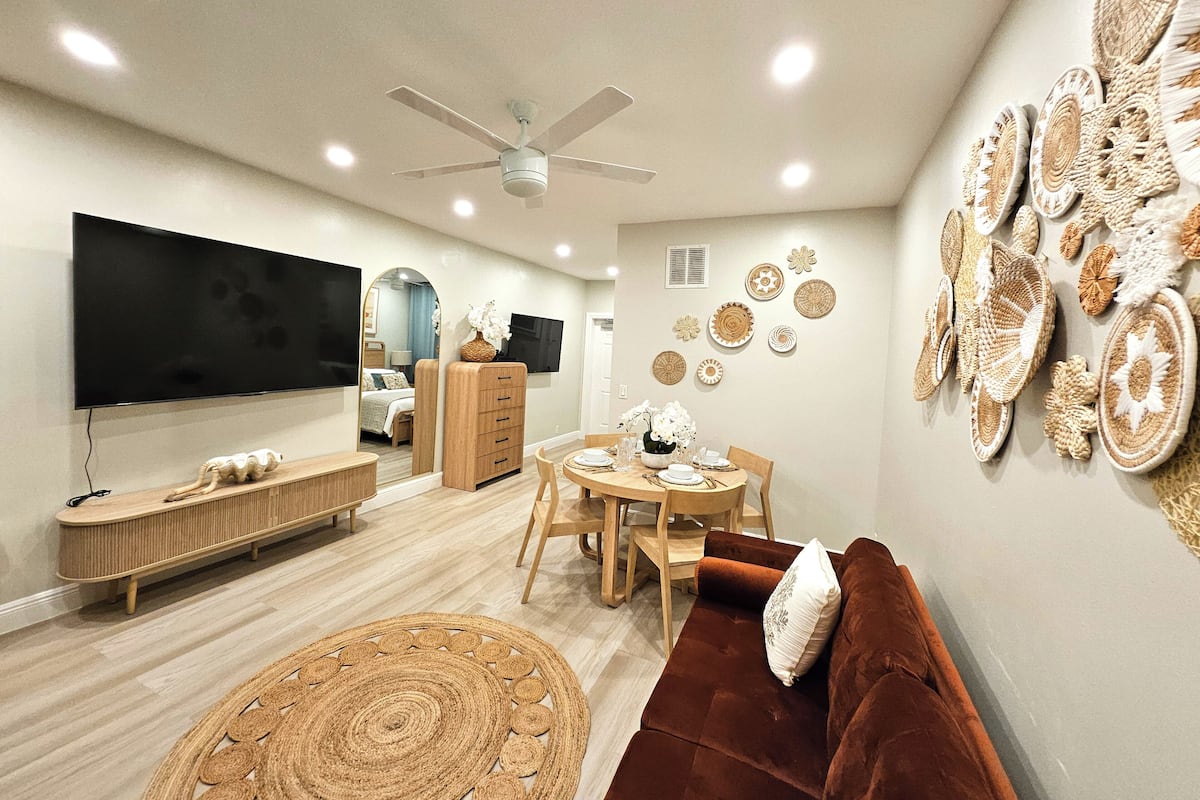 Appartamento Standard, 1 letto queen, non fumatori, animali non ammessi (Suite Five) | Area soggiorno | TV a schermo piatto 65 pollici con canali satellitari, TV