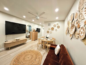 Departamento estándar, 1 cama Queen size, para no fumadores, no se aceptan mascotas (Suite Five) | Área de sala de estar | Televisión de pantalla plana de 65 pulgadas con canales vía satélite 