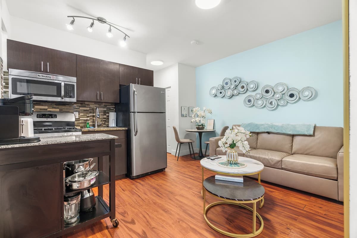 Appartement Standard, 1 grand lit et 1 canapé-lit, non-fumeur (Suite Ten) | Aire de séjour | Téléviseur à écran plat de 65 po avec télévision par satellite