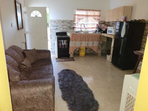 Smart TV - The Palm Estate IS THE Place TO Stay AT A Reasonable Price (Tower Isle)