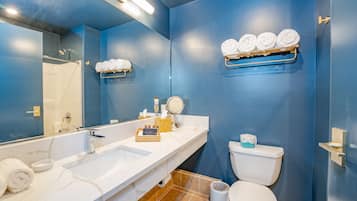 Secadora de cabello, batas, toallas, jabón