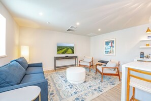 Luxury Studio Suite | Living area | 55-inch Smart TV with cable channels, TV
