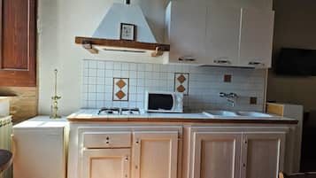 Kühlschrank, Mikrowelle, Wasserkocher mit Kaffee-/Teezubehör, Esstisch