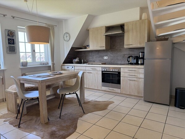 ثلاجة، فرن، موقد طهي مسطح، غسالة أطباق