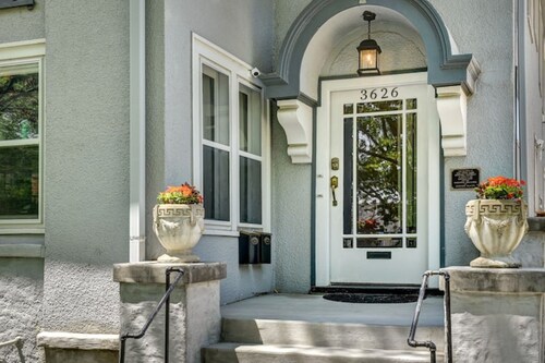 Historic Home in the Heart of the City on Street Car Line