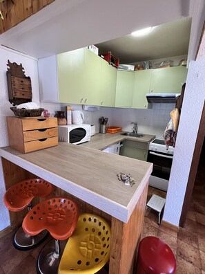 ثلاجة، ميكروويف، فرن، غسالة أطباق