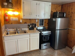 Refrigerador con congelador, microondas, horno y parrilla de estufa 