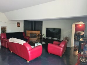 TV, ping pong, books, music library - Small farmhouse, close to hiking trails, 30 minutes from the sea (Maisoncelles-Pelvey)