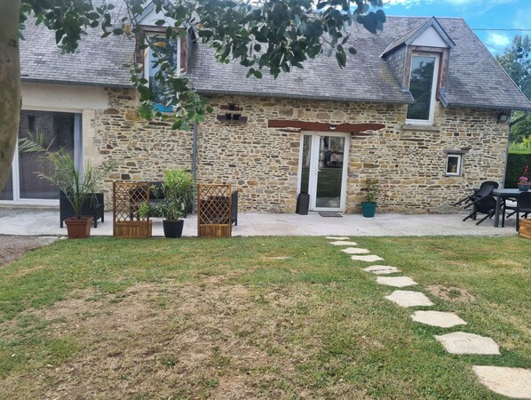 Terrace/patio - Small farmhouse, close to hiking trails, 30 minutes from the sea (Maisoncelles-Pelvey)