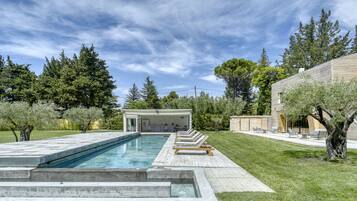 Een buitenzwembad en een verwarmd zwembad